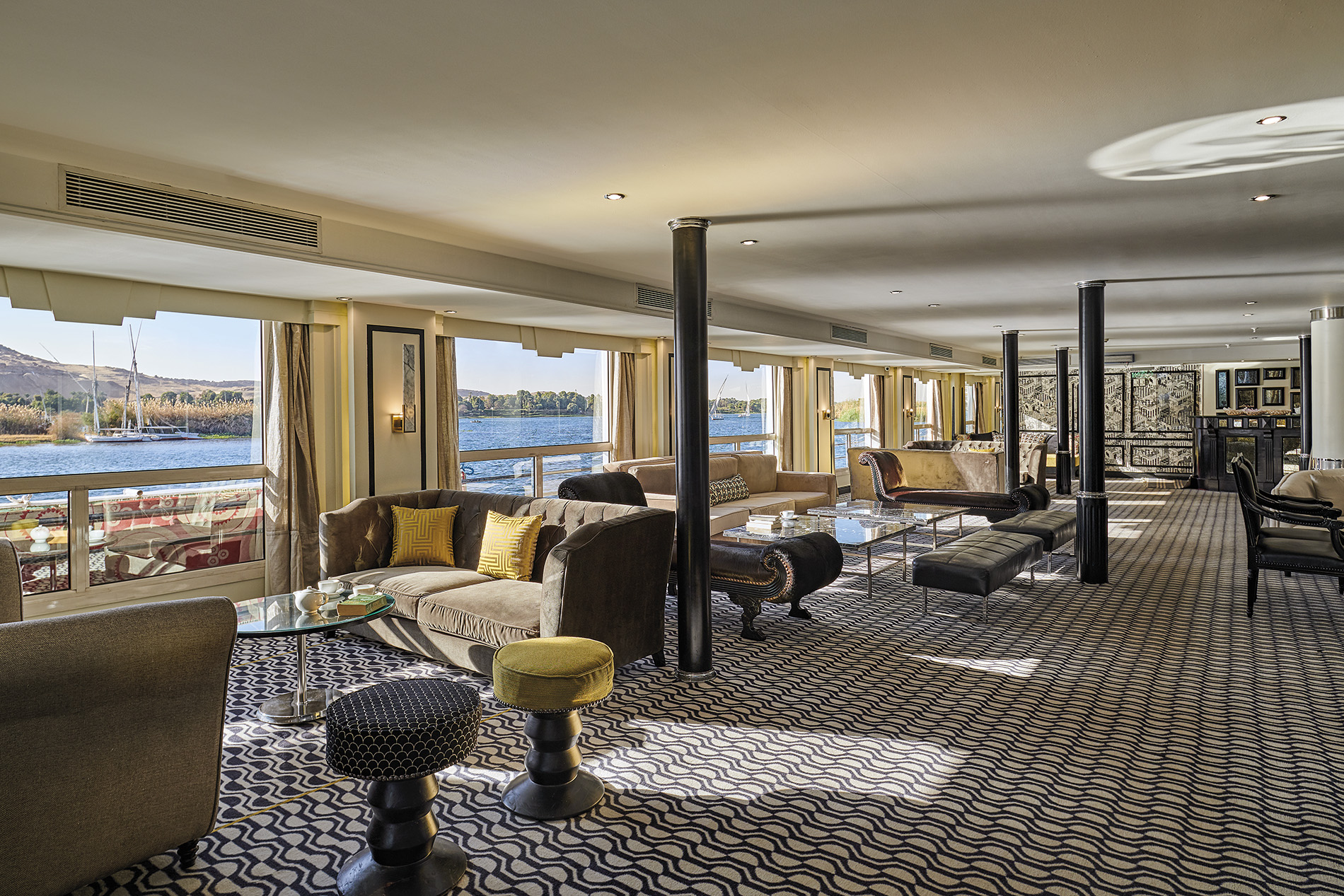 Emerald Waterways - MS Hamees - Lounge Bar 1.jpg
